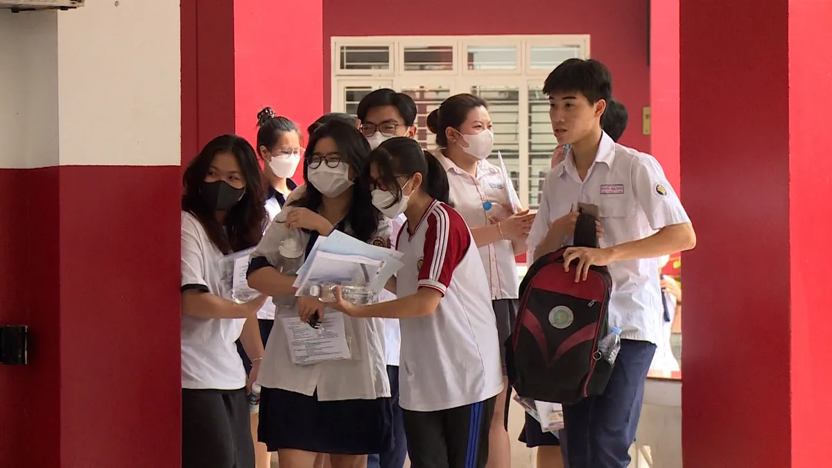 Điểm chuẩn vào lớp 10 THPT công lập ở TP Hồ Chí Minh cao hơn năm 2022 - Ảnh 1.