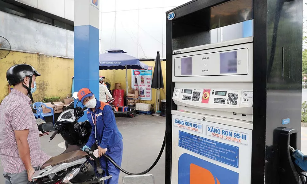 Thuế nhập khẩu xăng dầu giảm từ đầu quý III - Ảnh 1.