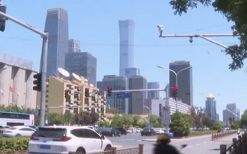Nắng nóng trên 40 độ, người lao động ở Bắc Kinh dừng làm việc ngoài trời - Ảnh 1.