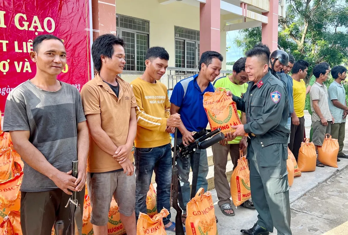 Người dân đổi vũ khí lấy gạo - Ảnh 1.