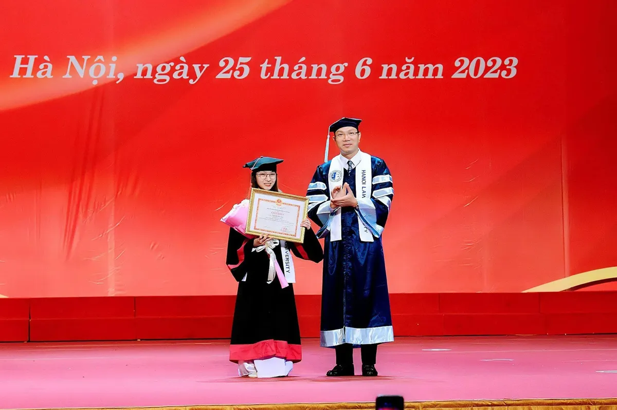 Gặp gỡ cô gái bại não tốt nghiệp Đại học Luật Hà Nội - Ảnh 2. Gặp gỡ cô gái bại não tốt nghiệp Đại học Luật Hà Nội - Ảnh 2.