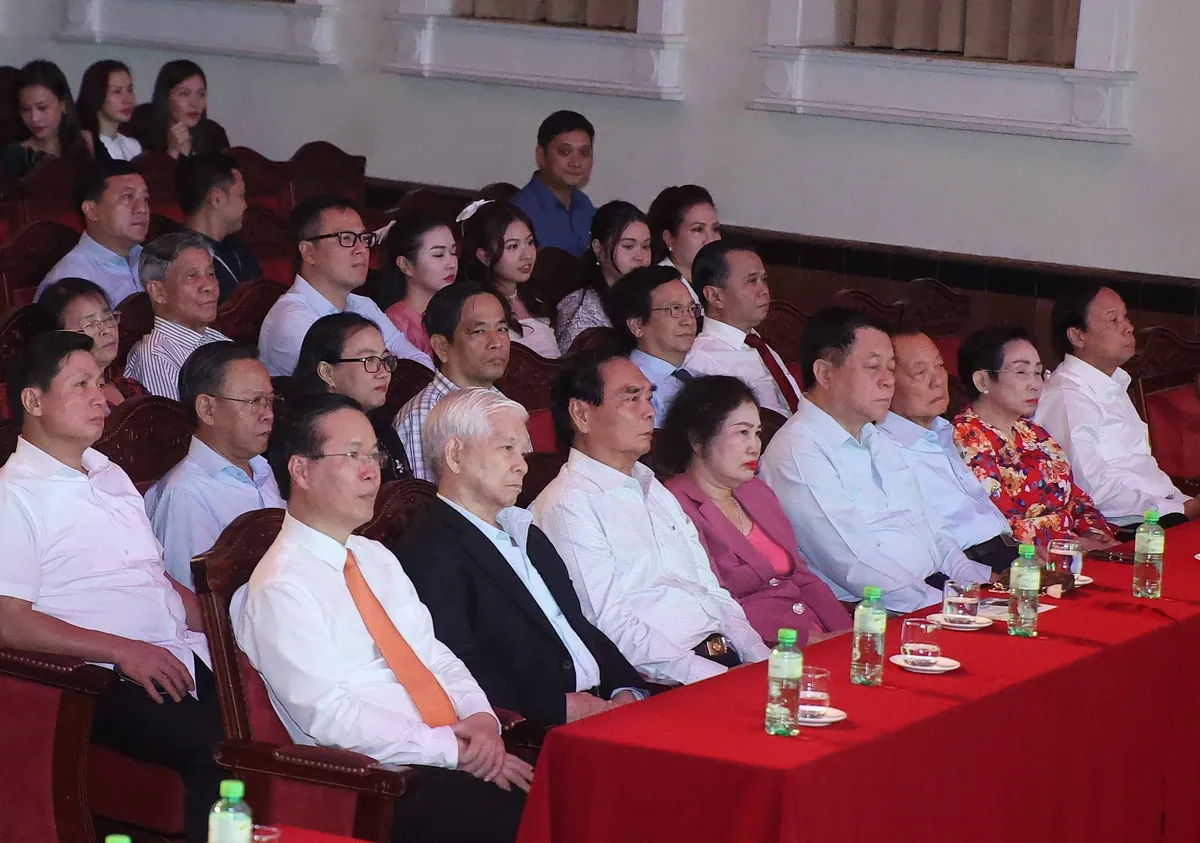 Chủ tịch nước dự Chương trình nghệ thuật đặc biệt tưởng nhớ Tổng Bí thư Lê Duẩn - Ảnh 1.