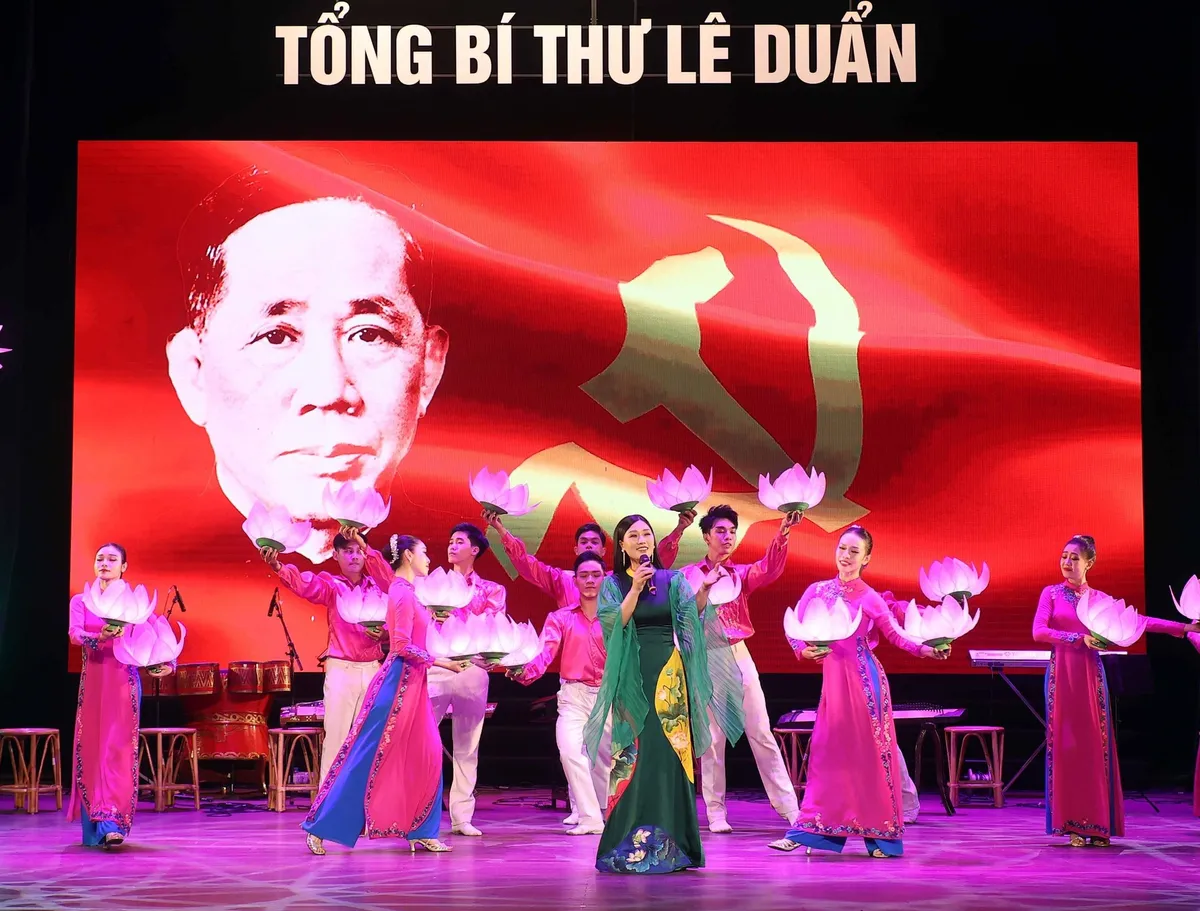 Chủ tịch nước dự Chương trình nghệ thuật đặc biệt tưởng nhớ Tổng Bí thư Lê Duẩn - Ảnh 2.