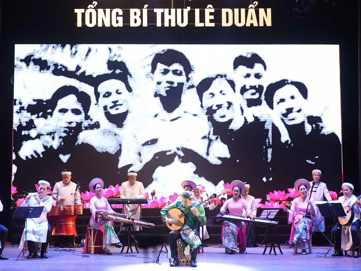 Chủ tịch nước dự Chương trình nghệ thuật đặc biệt tưởng nhớ Tổng Bí thư Lê Duẩn - Ảnh 3.