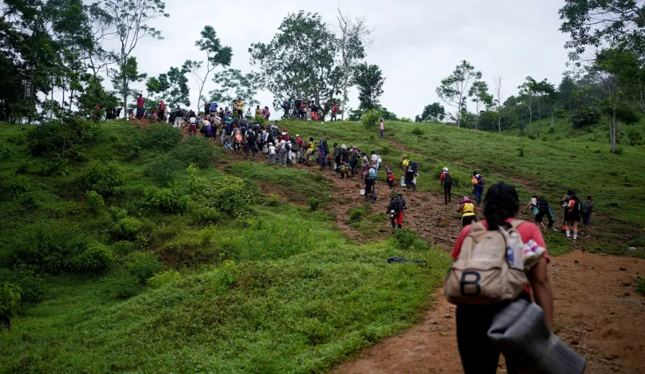 Người di cư băng qua Darien Gap đầy nguy hiểm lên mức cao nhất mọi thời đại - Ảnh 1.