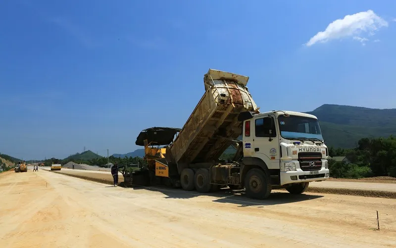 Kiên quyết loại bỏ nhà thầu yếu kém - Ảnh 1.