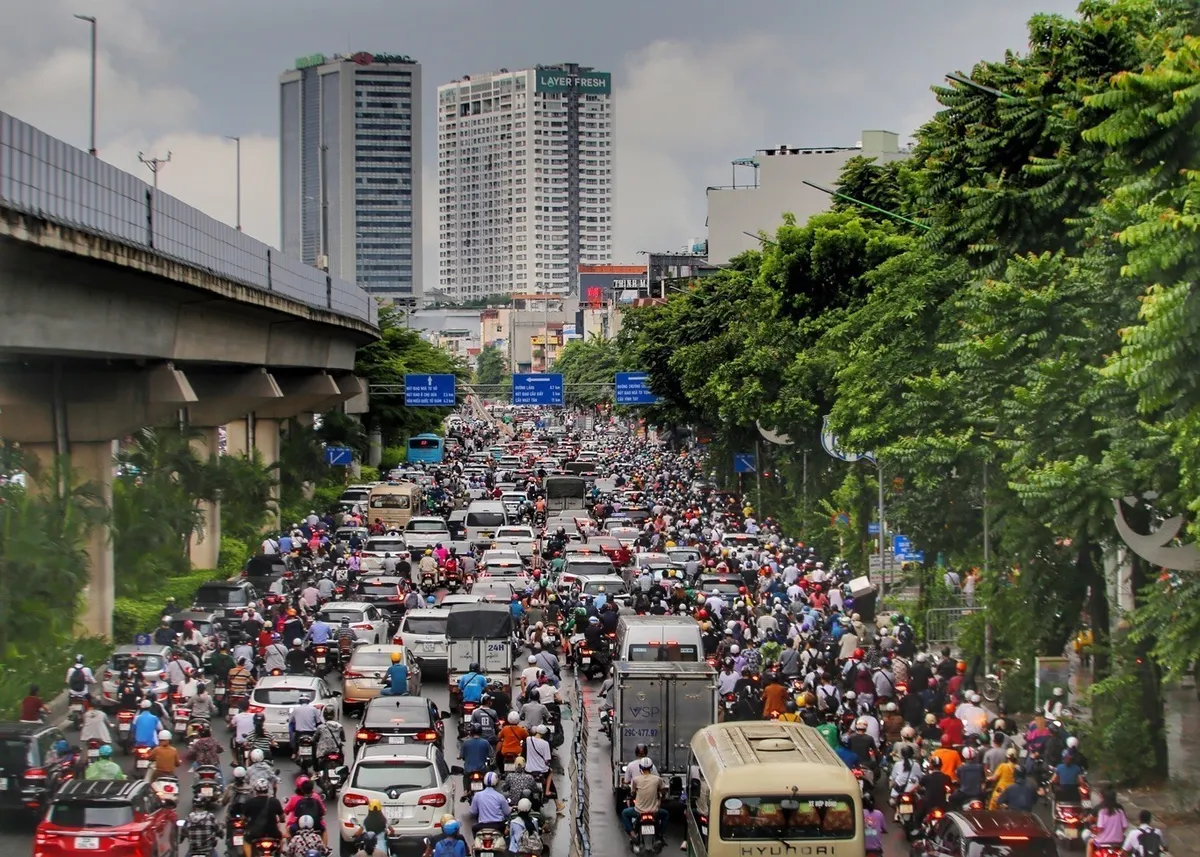 Sau mưa lớn, nhiều tuyến phố tại Hà Nội tắc nghẽn giờ tan tầm - Ảnh 3.