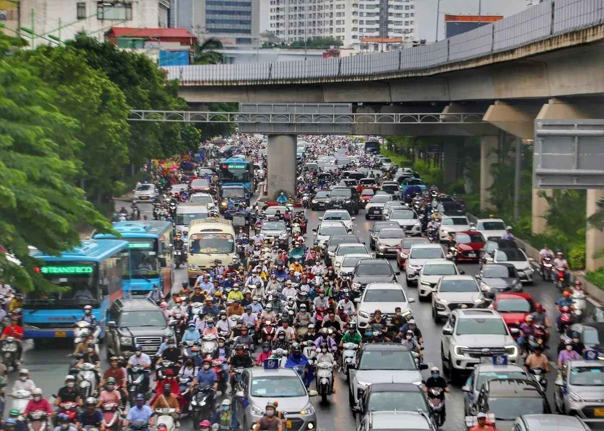 Sau mưa lớn, nhiều tuyến phố tại Hà Nội tắc nghẽn giờ tan tầm - Ảnh 1.