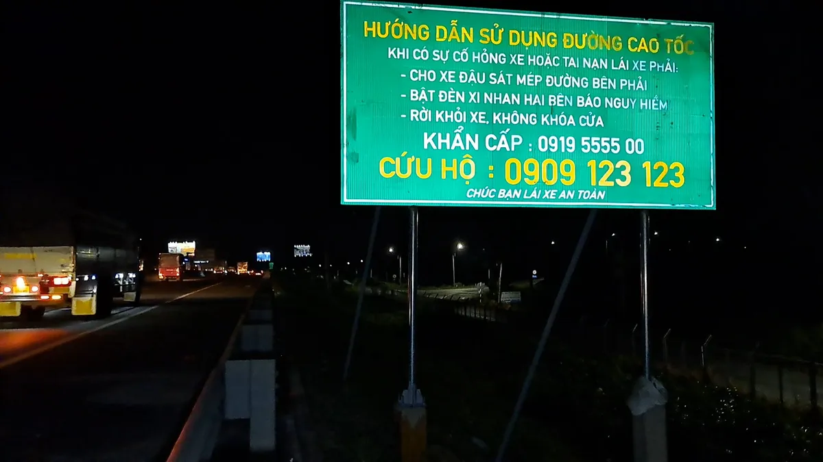 Xuất hiện bảng hướng dẫn lạ tr&ecirc;n cao tốc TP Hồ Ch&iacute; Minh - Trung Lương - Ảnh 1.