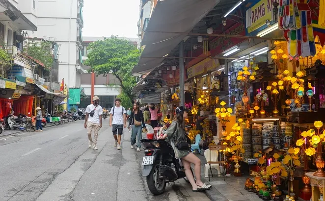 Vỉa hè Hà Nội lại được tận dụng kinh doanh, buôn bán - Ảnh 1.