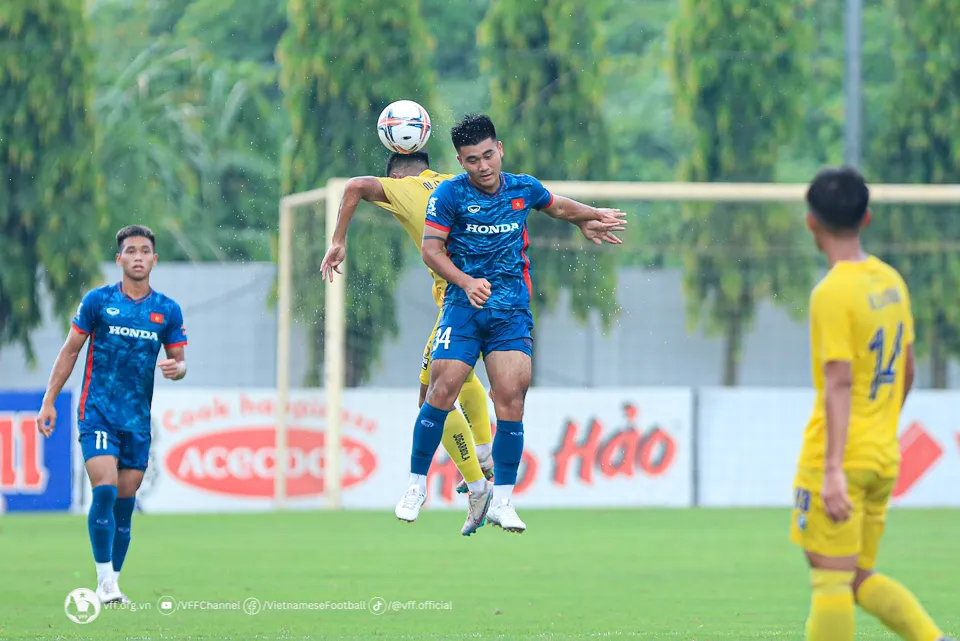 ĐT U23 Việt Nam hòa U21 Hà Nội 2-2 trong trận đấu tập với nhiều thử nghiệm về nhân sự - Ảnh 3. ĐT U23 Việt Nam hòa U21 Hà Nội 2-2 trong trận đấu tập với nhiều thử nghiệm về nhân sự - Ảnh 3.
