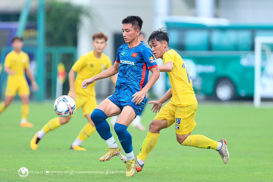 ĐT U23 Việt Nam hòa U21 Hà Nội 2-2 trong trận đấu tập với nhiều thử nghiệm về nhân sự - Ảnh 2. ĐT U23 Việt Nam hòa U21 Hà Nội 2-2 trong trận đấu tập với nhiều thử nghiệm về nhân sự - Ảnh 2.