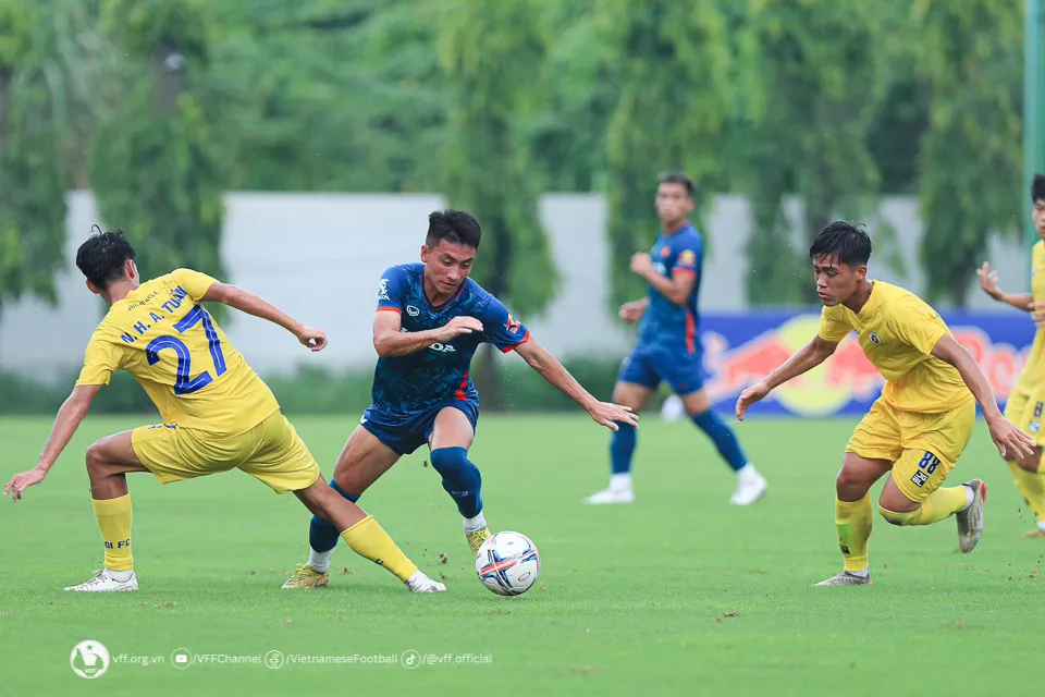 ĐT U23 Việt Nam hòa U21 Hà Nội 2-2 trong trận đấu tập với nhiều thử nghiệm về nhân sự - Ảnh 1. ĐT U23 Việt Nam hòa U21 Hà Nội 2-2 trong trận đấu tập với nhiều thử nghiệm về nhân sự - Ảnh 1.