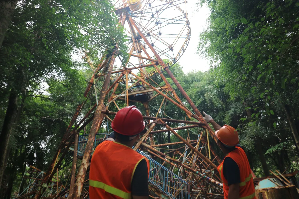 Tháo dỡ vòng quay mặt trời tại công viên Tuổi trẻ Thủ đô - Ảnh 1.