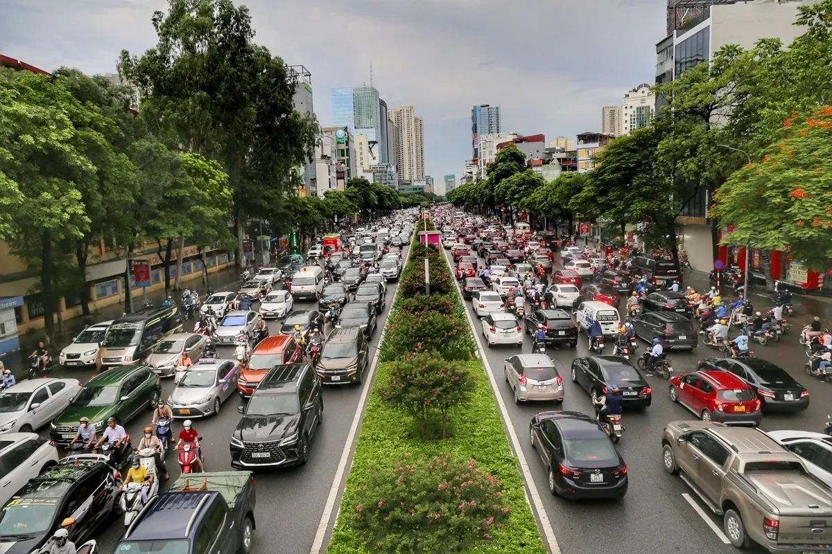 Hà Nội phát sinh thêm 10 điểm ùn tắc giao thông giờ cao điểm - Ảnh 1.