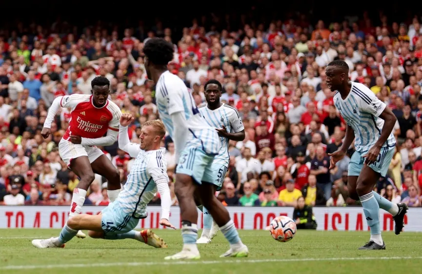 Arsenal thắng nhọc trận ra quân Ngoại hạng Anh - Ảnh 1. Arsenal thắng nhọc trận ra quân Ngoại hạng Anh - Ảnh 1.