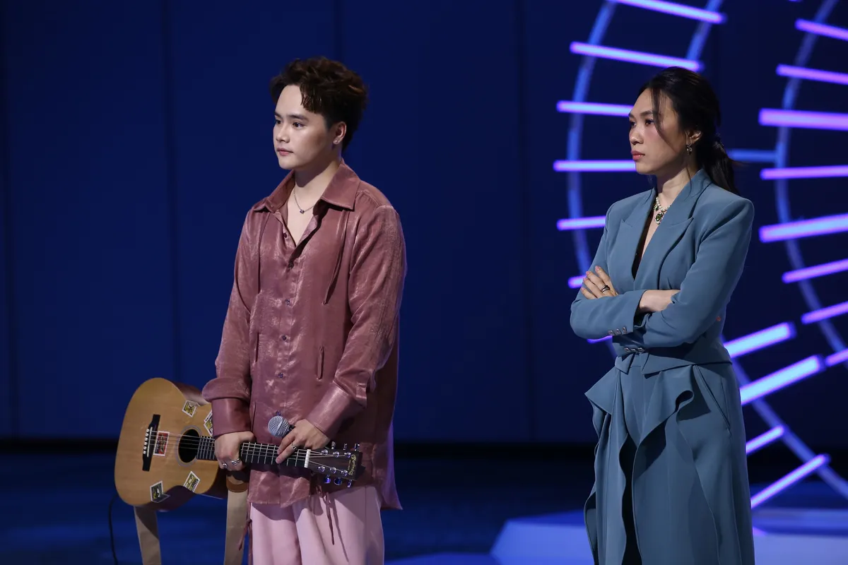 Vietnam Idol: Mỹ Tâm khó chịu với thí sinh, tấm vé vàng cuối cùng lộ diện - Ảnh 1.