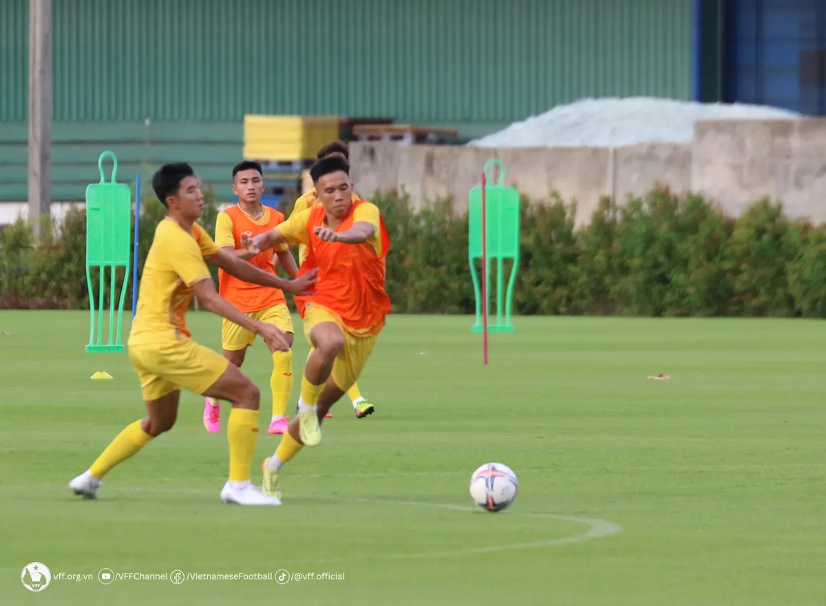 ĐT U23 Việt Nam tập buổi đầu tiên tại Bangkok, lên phương án nhân sự cho trận “thử lửa” với U23 Bahrain - Ảnh 2. ĐT U23 Việt Nam tập buổi đầu tiên tại Bangkok, lên phương án nhân sự cho trận “thử lửa” với U23 Bahrain - Ảnh 2.
