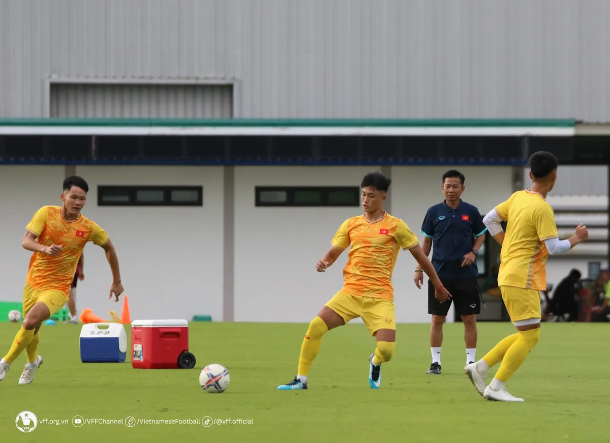 ĐT U23 Việt Nam tập buổi đầu tiên tại Bangkok, lên phương án nhân sự cho trận “thử lửa” với U23 Bahrain - Ảnh 1. ĐT U23 Việt Nam tập buổi đầu tiên tại Bangkok, lên phương án nhân sự cho trận “thử lửa” với U23 Bahrain - Ảnh 1.