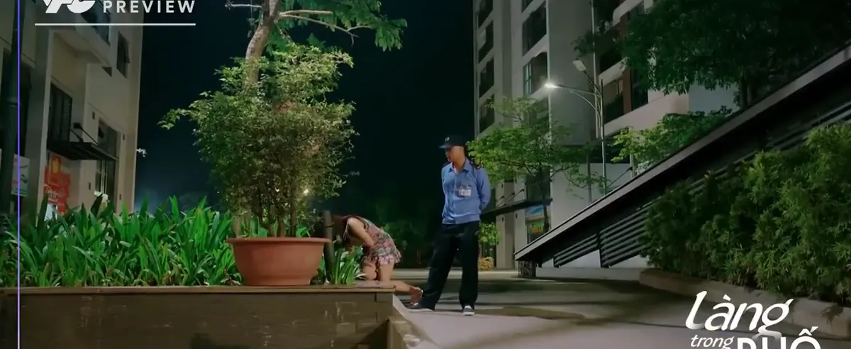 Làng trong phố - Tập 11: Hiếu làm bảo vệ, chạm mặt em gái Hùng - Ảnh 3.