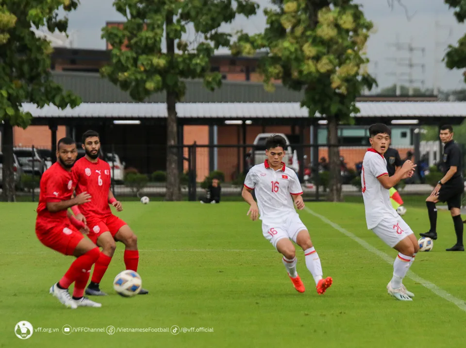 Giao hữu: U23 Việt Nam 1-1 (pen 3-5) U23 Bahrain | HLV Hoàng Anh Tuấn hài lòng với các học trò - Ảnh 2. Giao hữu: U23 Việt Nam 1-1 (pen 3-5) U23 Bahrain | HLV Hoàng Anh Tuấn hài lòng với các học trò - Ảnh 2.