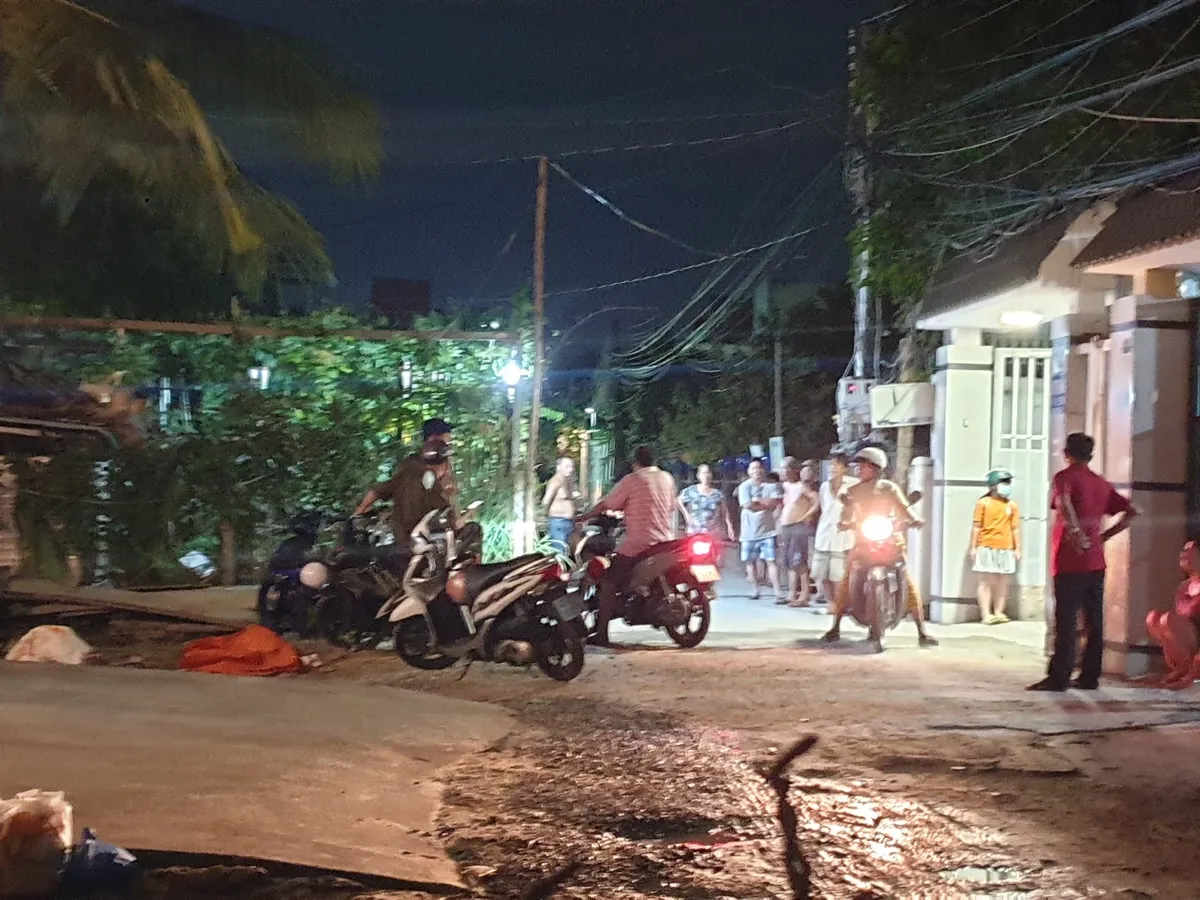 Cha l&aacute;i &ocirc; t&ocirc; v&agrave;o nh&agrave; v&ocirc; t&igrave;nh c&aacute;n con g&aacute;i 2 tuổi tử vong - Ảnh 1.