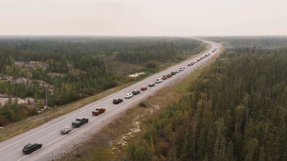 Canada sơ tán hàng nghìn dân khi cháy rừng đe dọa hàng loạt thị trấn - Ảnh 4.