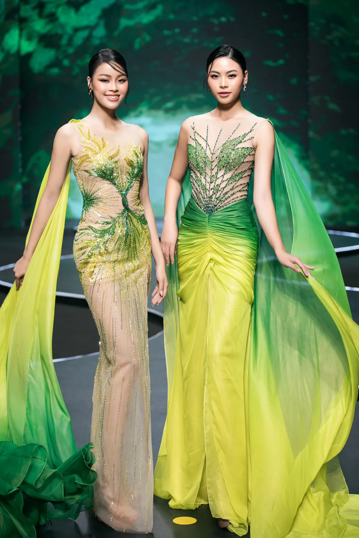 Á hậu 1 Miss World Vietnam 2023 catwalk cùng chị gái - Ảnh 1.