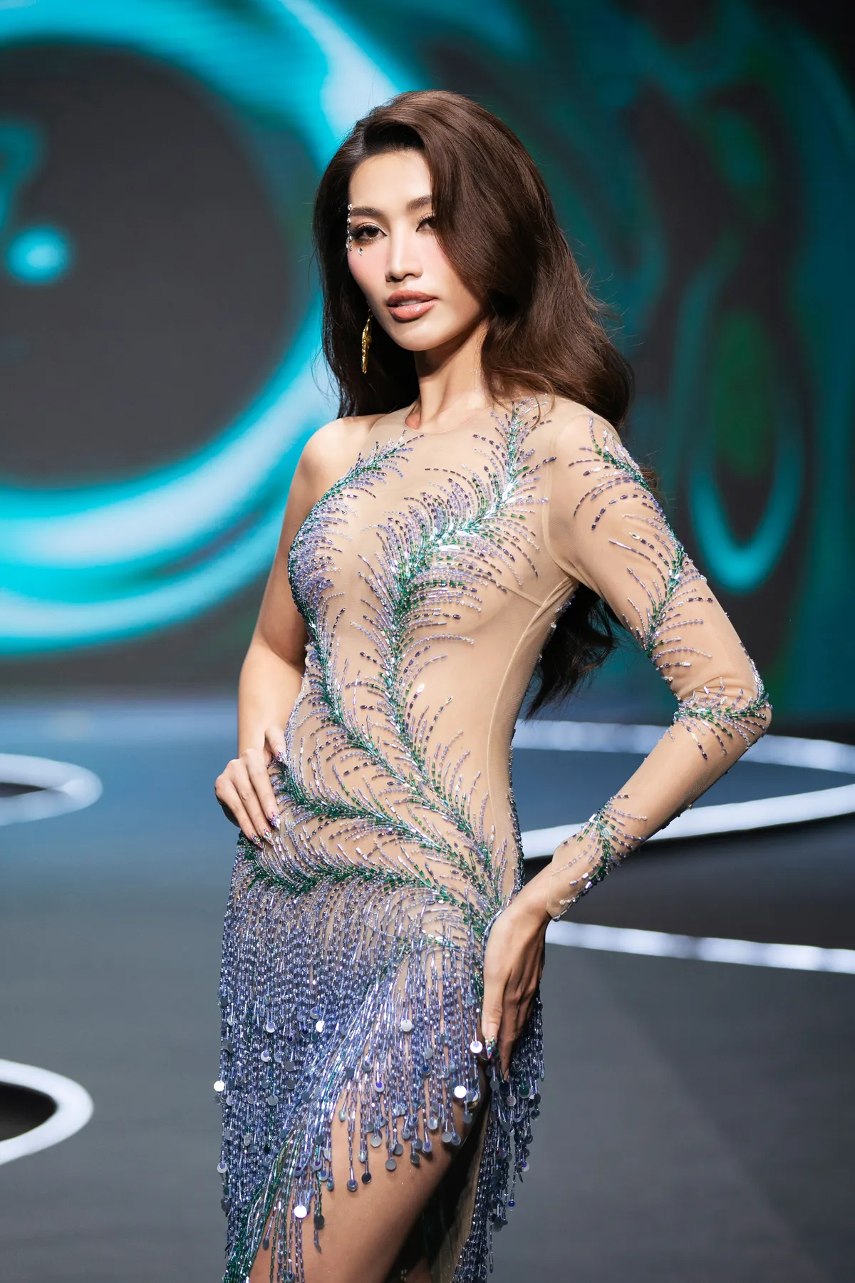 Á hậu 1 Miss World Vietnam 2023 catwalk cùng chị gái - Ảnh 5.