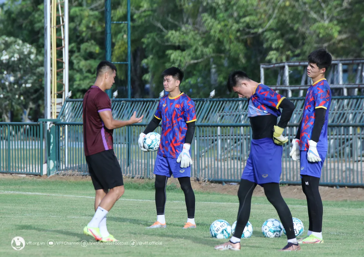 U23 Việt Nam tích cực mài sắc lối chơi sở trường trong buổi tập đầu tiên tại Rayong - Ảnh 7. U23 Việt Nam tích cực mài sắc lối chơi sở trường trong buổi tập đầu tiên tại Rayong - Ảnh 7.