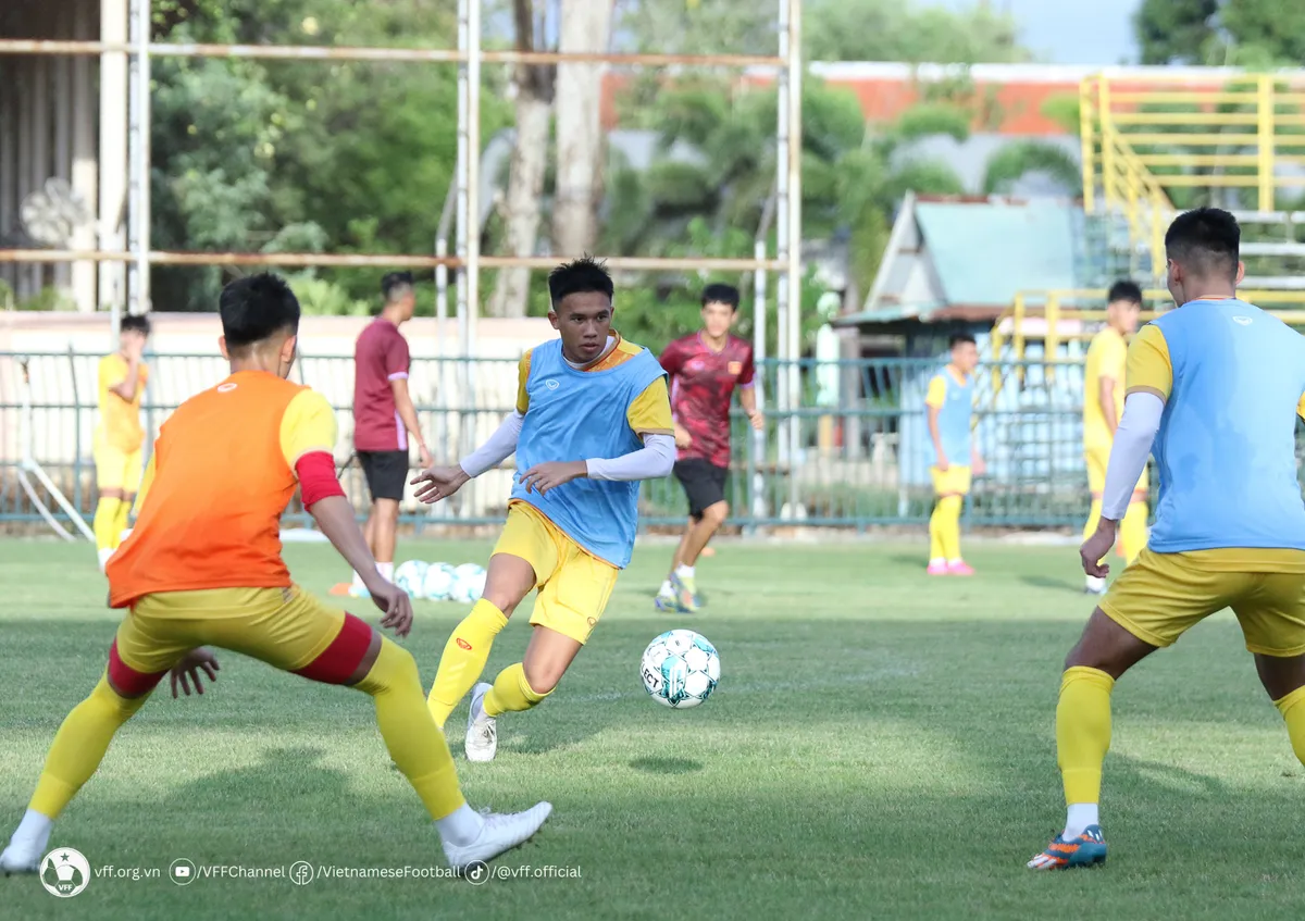 U23 Việt Nam tích cực mài sắc lối chơi sở trường trong buổi tập đầu tiên tại Rayong - Ảnh 5. U23 Việt Nam tích cực mài sắc lối chơi sở trường trong buổi tập đầu tiên tại Rayong - Ảnh 5.