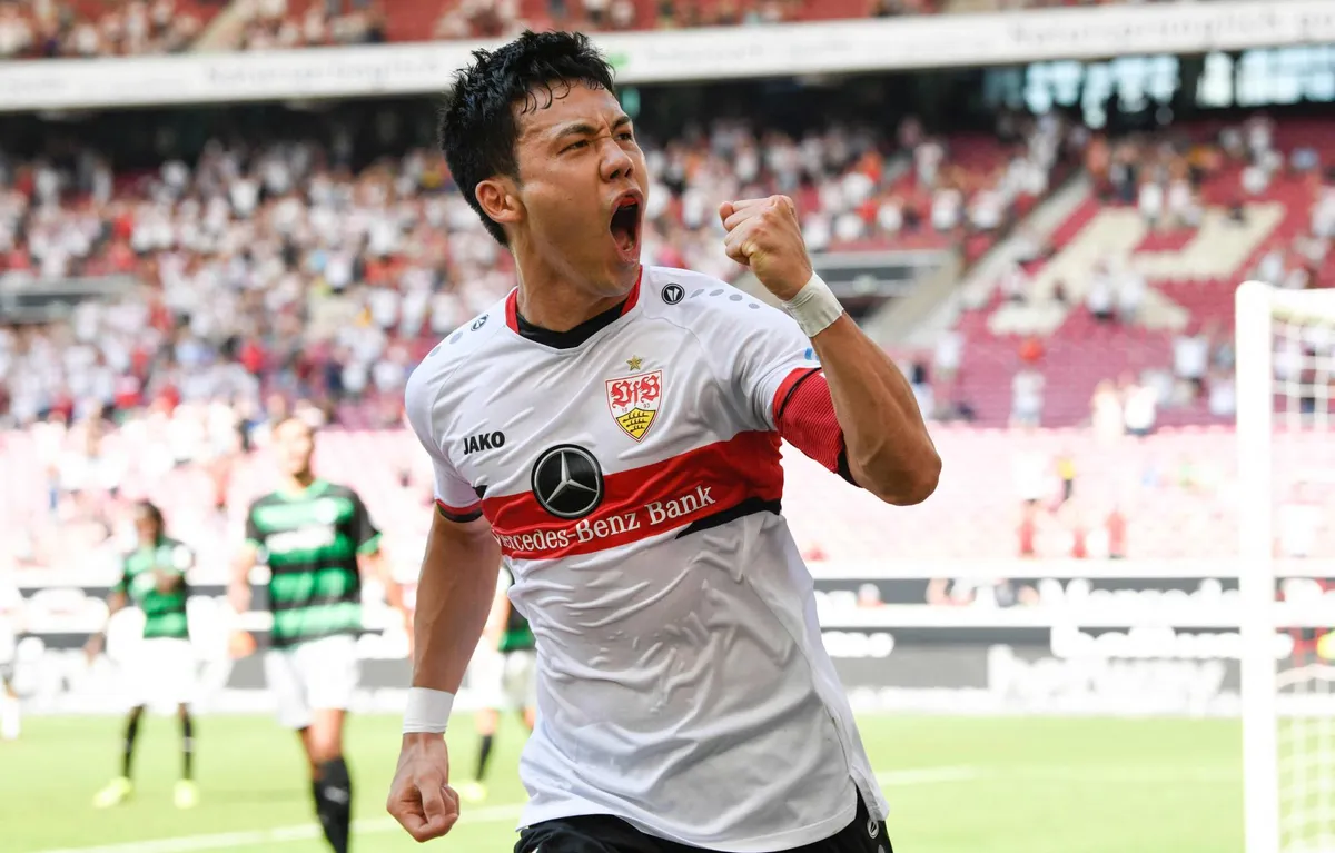 Liverpool sắp chi&ecirc;u mộ th&agrave;nh c&ocirc;ng tiền vệ người Nhật Bản của Stuttgart - Ảnh 1.