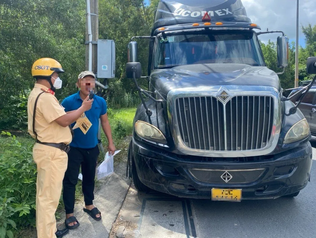 TP Hồ Chí Minh xử lý gần 500 lỗi vi phạm sau 3 ngày kiểm soát xe khách, container - Ảnh 2.