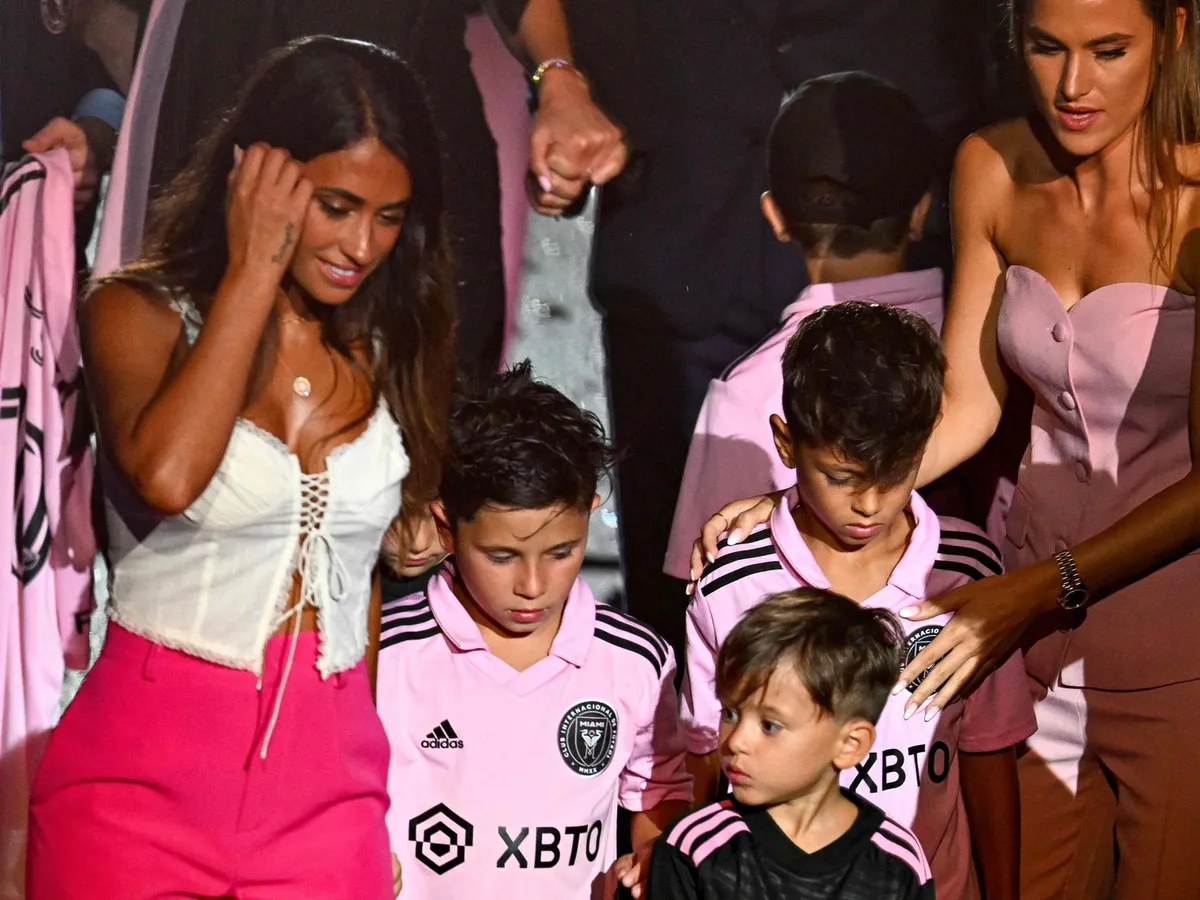 Messi v&agrave; những m&agrave;n ăn mừng kiểu si&ecirc;u anh h&ugrave;ng  - Ảnh 3.