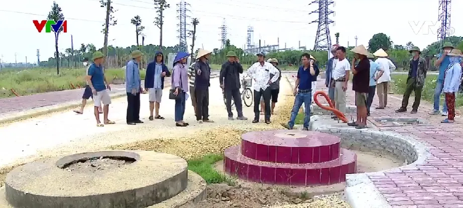 Chưa giải ph&oacute;ng mặt bằng nghĩa trang đ&atilde; l&agrave;m đường - Ảnh 1.