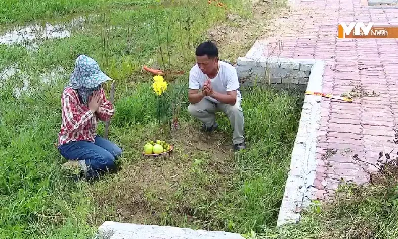 Chưa giải ph&oacute;ng mặt bằng nghĩa trang đ&atilde; l&agrave;m đường - Ảnh 2.