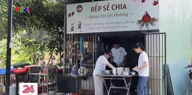 Ấm áp bếp sẻ chia của cô trò ĐH Luật TP Hồ Chí Minh - Ảnh 1.