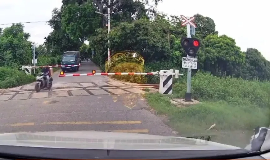 Bất chấp nguy hiểm, cố t&igrave;nh vượt thanh chắn đường sắt - Ảnh 2.