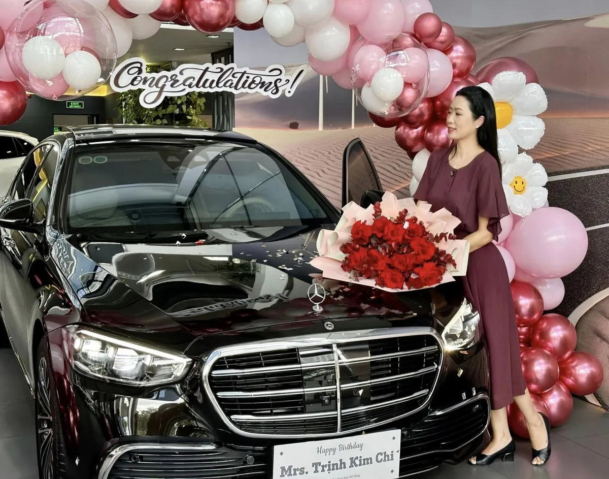 Nghệ sĩ Kim Chi được chồng tặng xế hộp, Khả Ng&acirc;n du lịch ch&acirc;u &Acirc;u d&agrave;i ng&agrave;y - Ảnh 1.