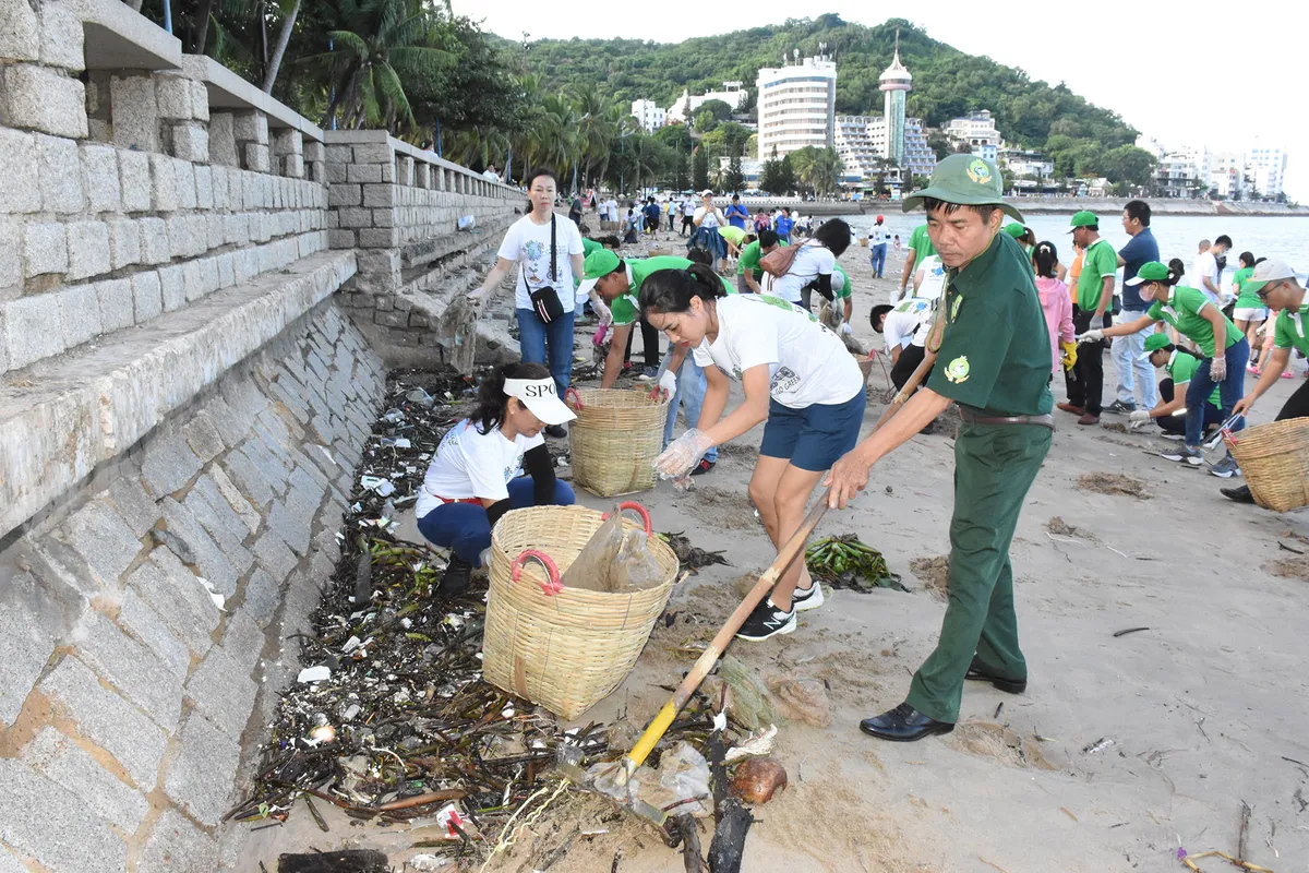 Khởi động chiến dịch làm sạch biển Vũng Tàu - Ảnh 1.