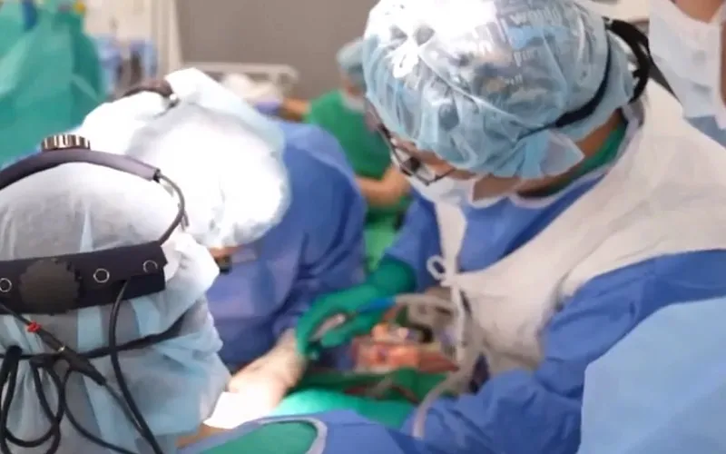 Phẫu thuật th&agrave;nh c&ocirc;ng đưa tr&aacute;i tim b&ecirc;n ngo&agrave;i cơ thể v&agrave;o đ&uacute;ng vị tr&iacute; - Ảnh 1.