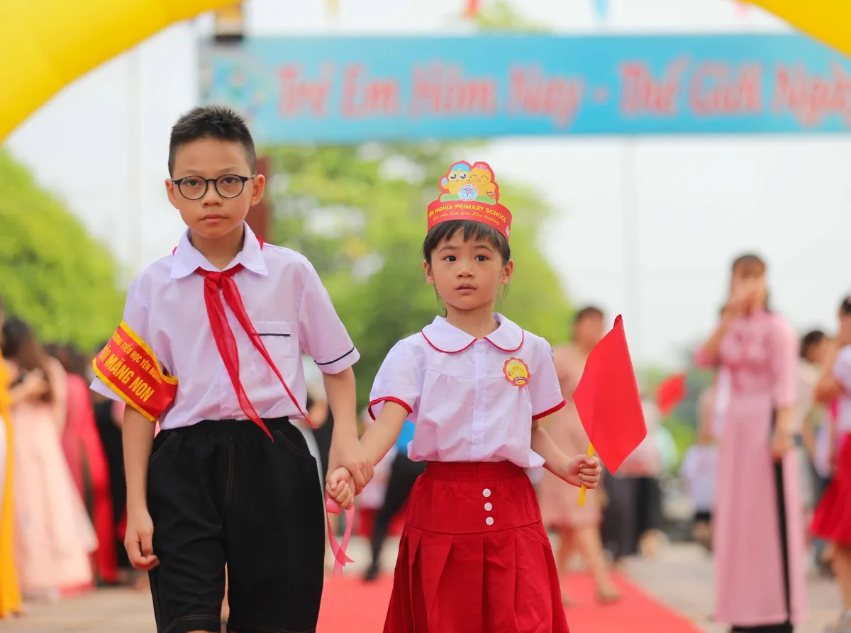 Hân hoan ngày đầu bé vào lớp 1 - Ảnh 5. Hân hoan ngày đầu bé vào lớp 1 - Ảnh 5.