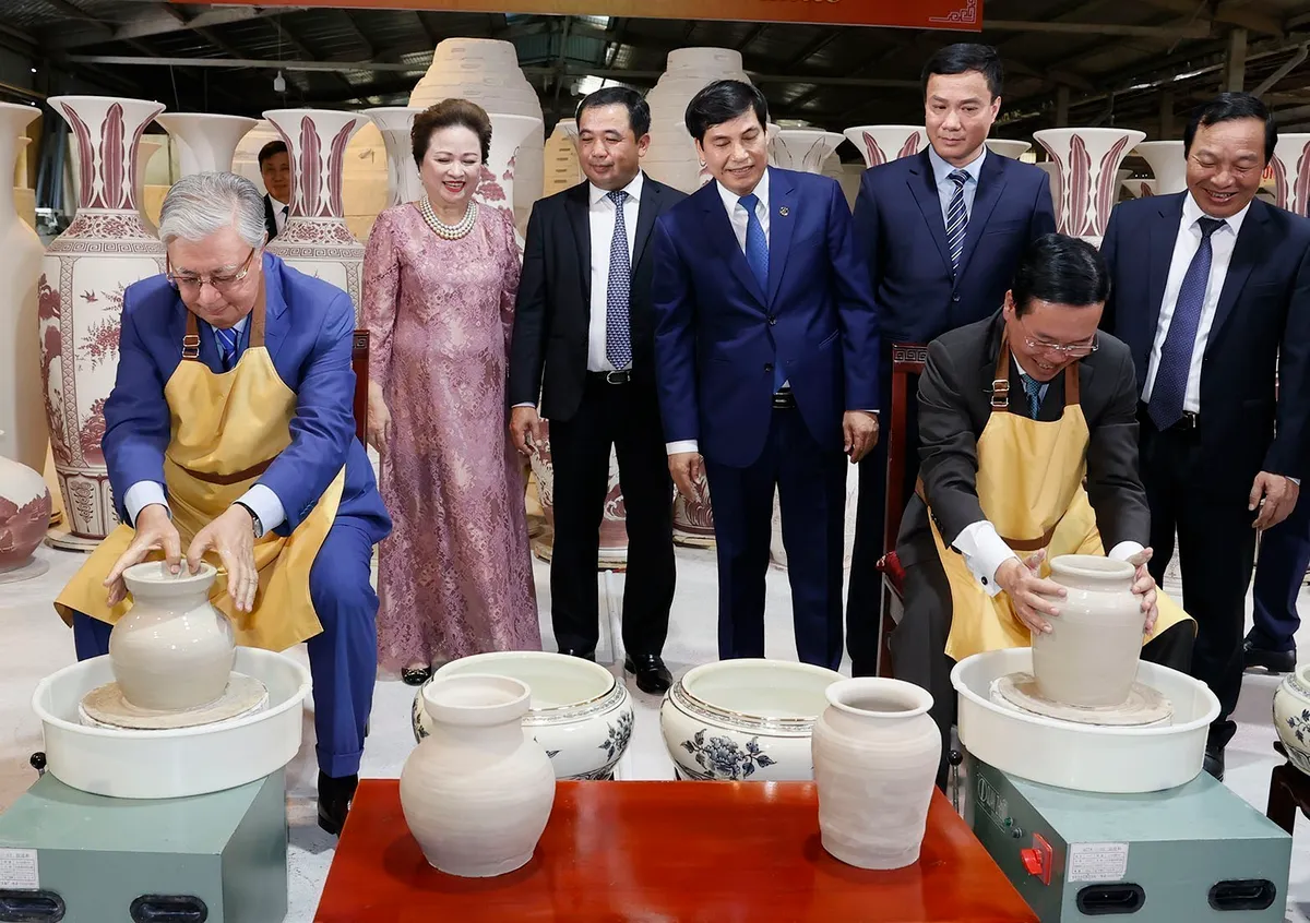 Chủ tịch nước Võ Văn Thưởng và Tổng thống Kazakhstan thăm làng nghề gốm Chu Đậu - Ảnh 1.