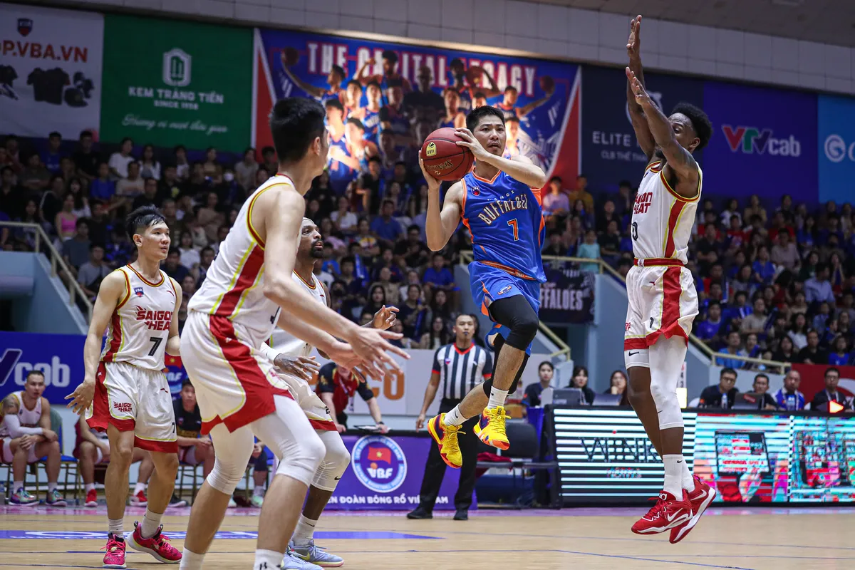 VBA 2023 - Game 54: Hanoi Buffaloes tạm biệt sân nhà bằng màn lội ngược dòng quả cảm - Ảnh 3.