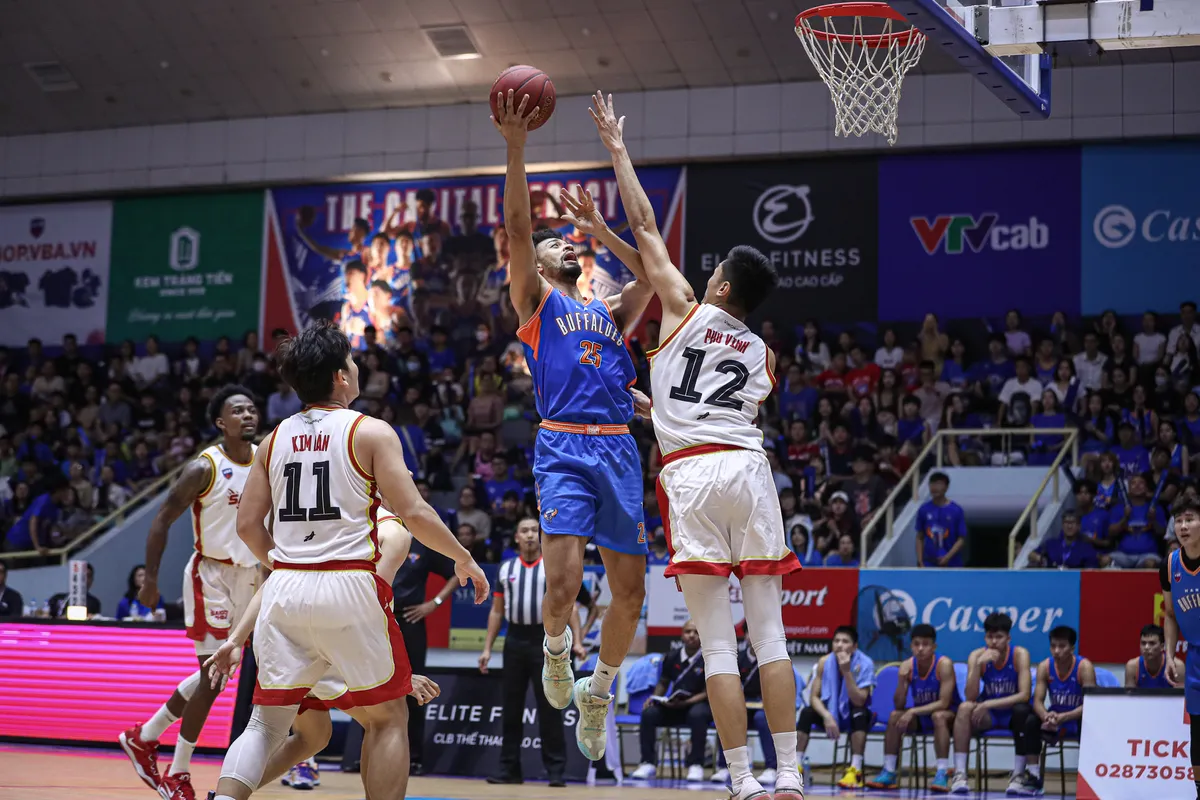 VBA 2023 - Game 54: Hanoi Buffaloes tạm biệt sân nhà bằng màn lội ngược dòng quả cảm - Ảnh 5.