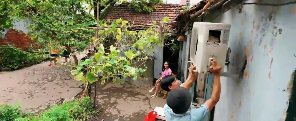 Làng trong phố - Tập 17: Chị em xóm trọ vừa nhận cạ cứng, đã quay ngoắt ngày đánh nhau 2 cữ - Ảnh 1.