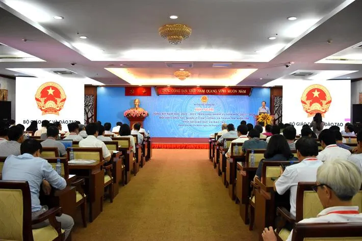 Th&iacute; sinh chụp ảnh đề thi tốt nghiệp THPT gửi ra ngo&agrave;i c&oacute; thể bị khởi tố - Ảnh 1.