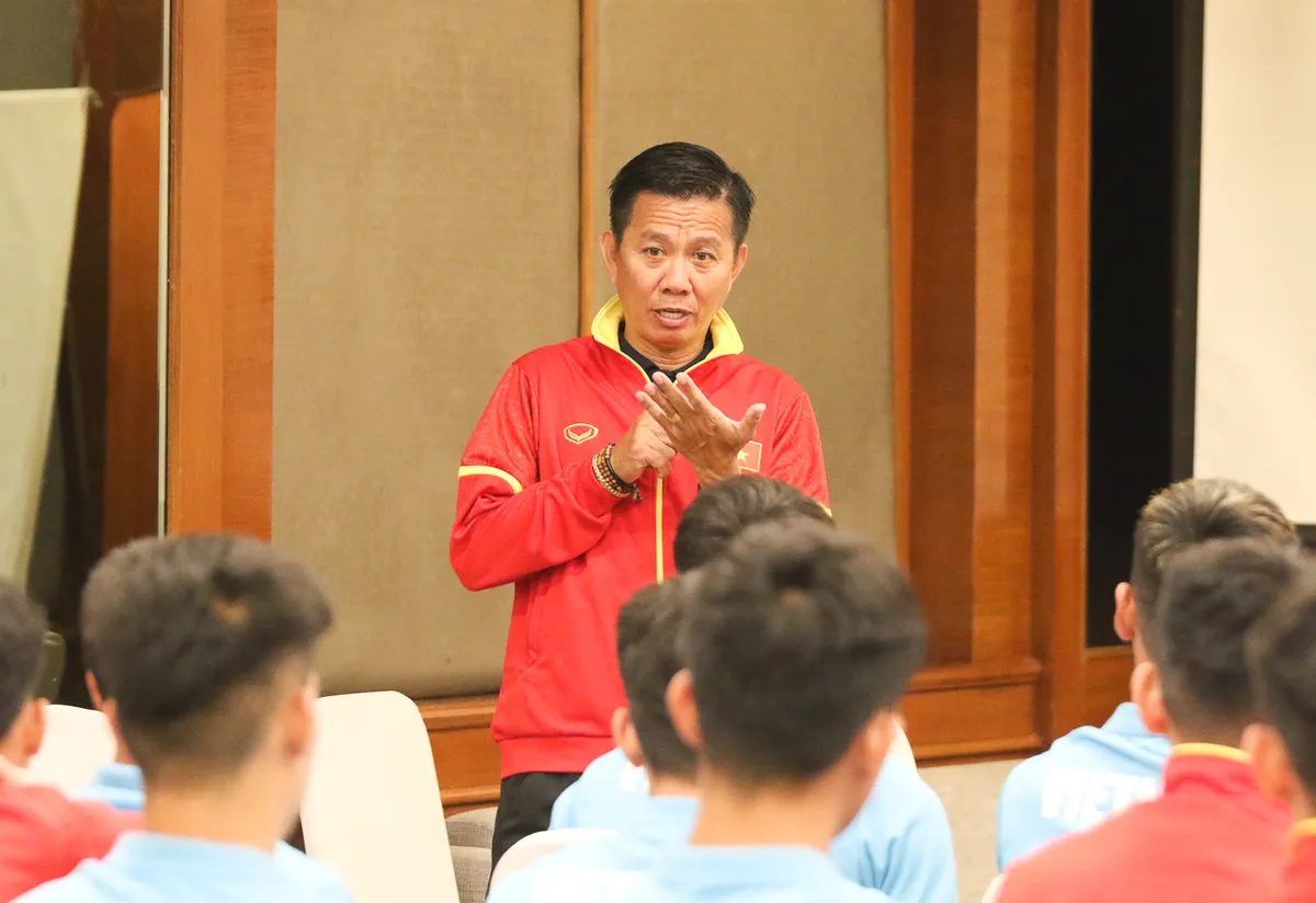 HLV trưởng Hoàng Anh Tuấn: “Trận bán kết ngày mai sẽ là trận đấu hấp dẫn” - Ảnh 5. HLV trưởng Hoàng Anh Tuấn: “Trận bán kết ngày mai sẽ là trận đấu hấp dẫn” - Ảnh 5.