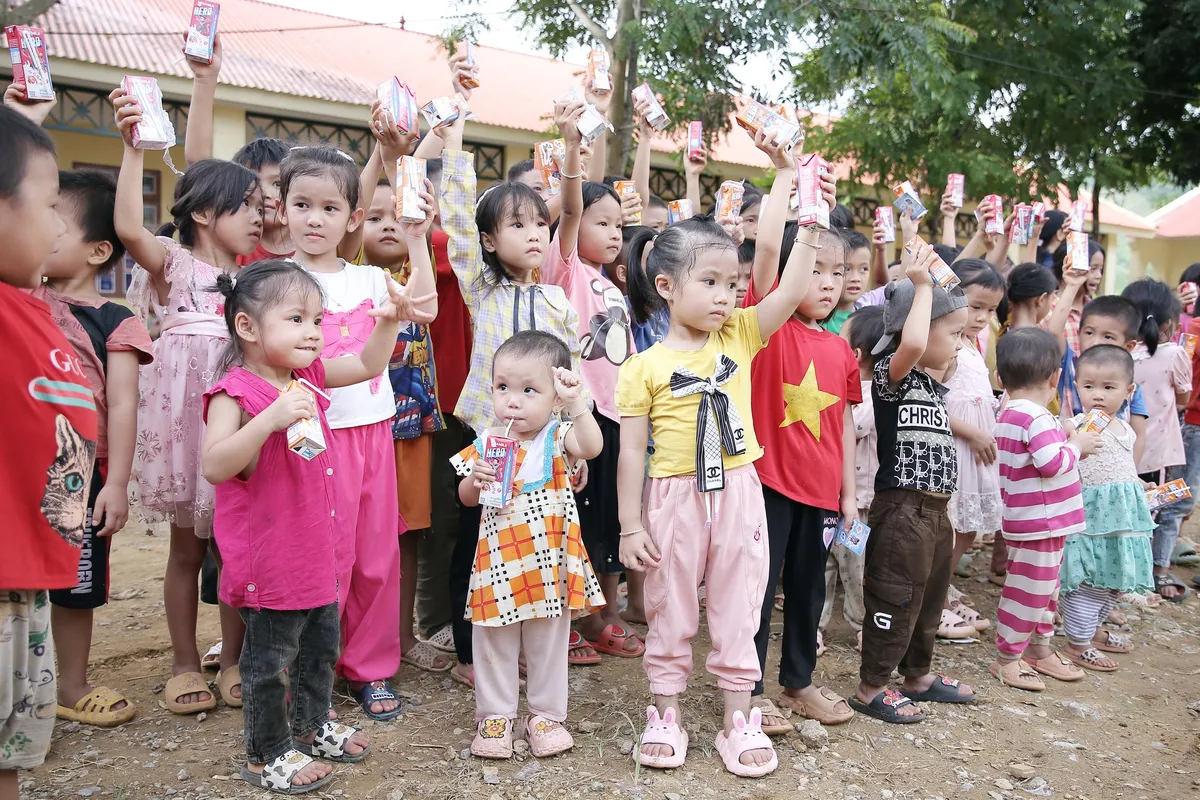 Chia sẻ yêu thương tới các em nhỏ tại điểm trường Pù Lầu (Sơn La) - Ảnh 18.