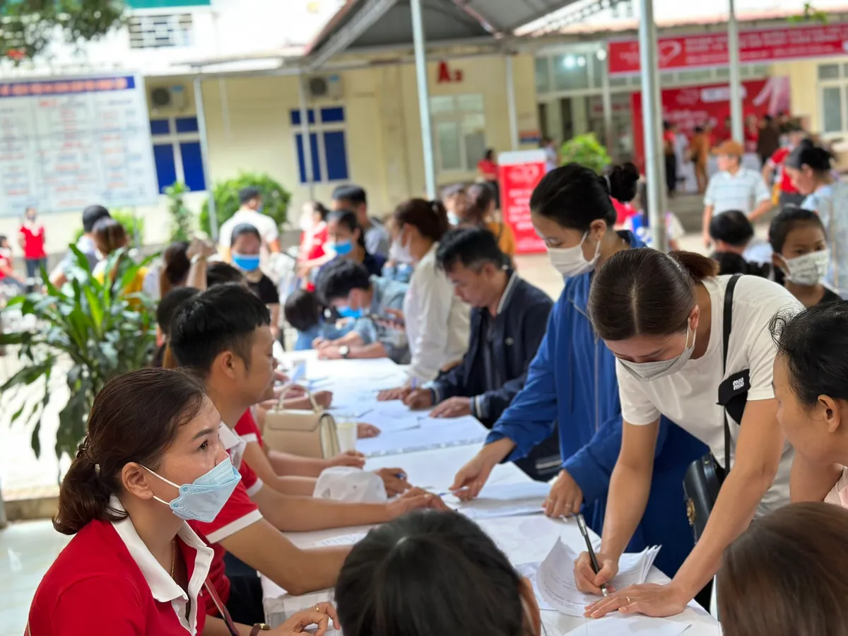 Chương trình “Trái tim cho em” đến với trẻ em tỉnh Thanh Hóa - Ảnh 12.